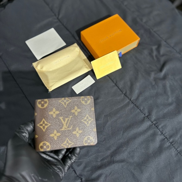 Louis Vuitton Brown Unisex Monogram Bi-Fold Wallet With Box! - Picture 1 of 4